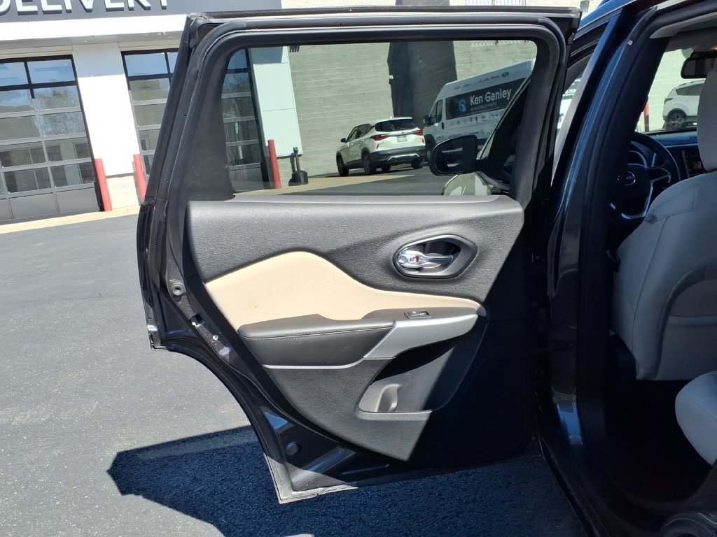 Used 2018 Jeep Cherokee Latitude AWD/4WD image 15