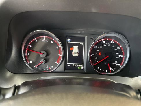 Used 2018 Toyota RAV4 SE image 10