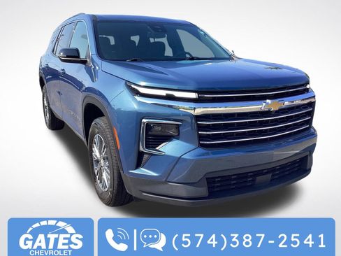 Used 2025 Chevrolet Traverse LT image 1
