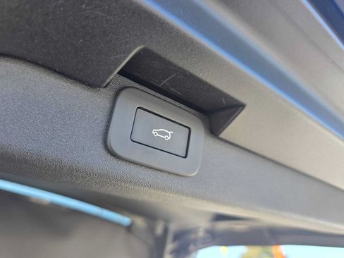 Used 2025 Land Rover Discovery S AWD/4WD image 16