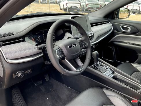 Used 2025 Jeep Compass Latitude image 2