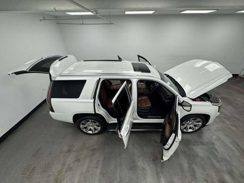 Used 2018 Cadillac Escalade Premium Luxury AWD/4WD image 15