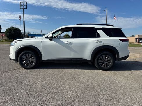 Used 2024 Nissan Pathfinder SV FWD image 3