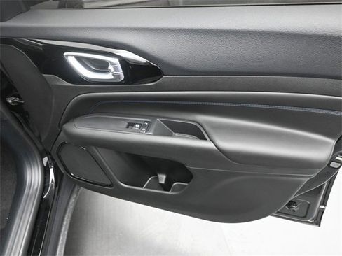 New 2026 Jeep Compass Latitude w/ Mopar Graphics Package image 12