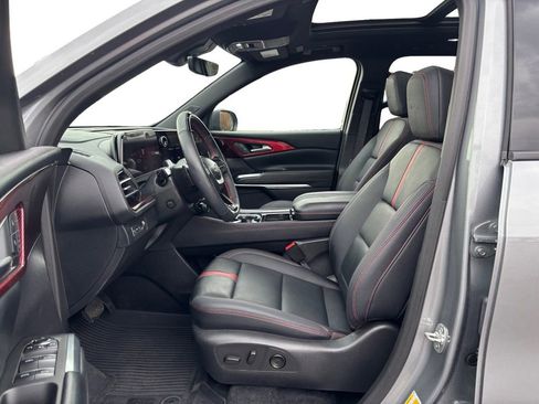 Used 2025 Chevrolet Traverse RS image 14