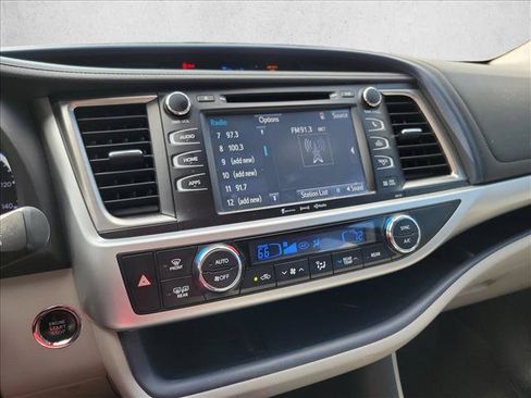 Used 2018 Toyota Highlander XLE AWD/4WD image 22
