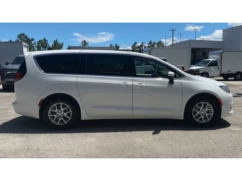 Used 2023 Chrysler Voyager LX FWD image 9