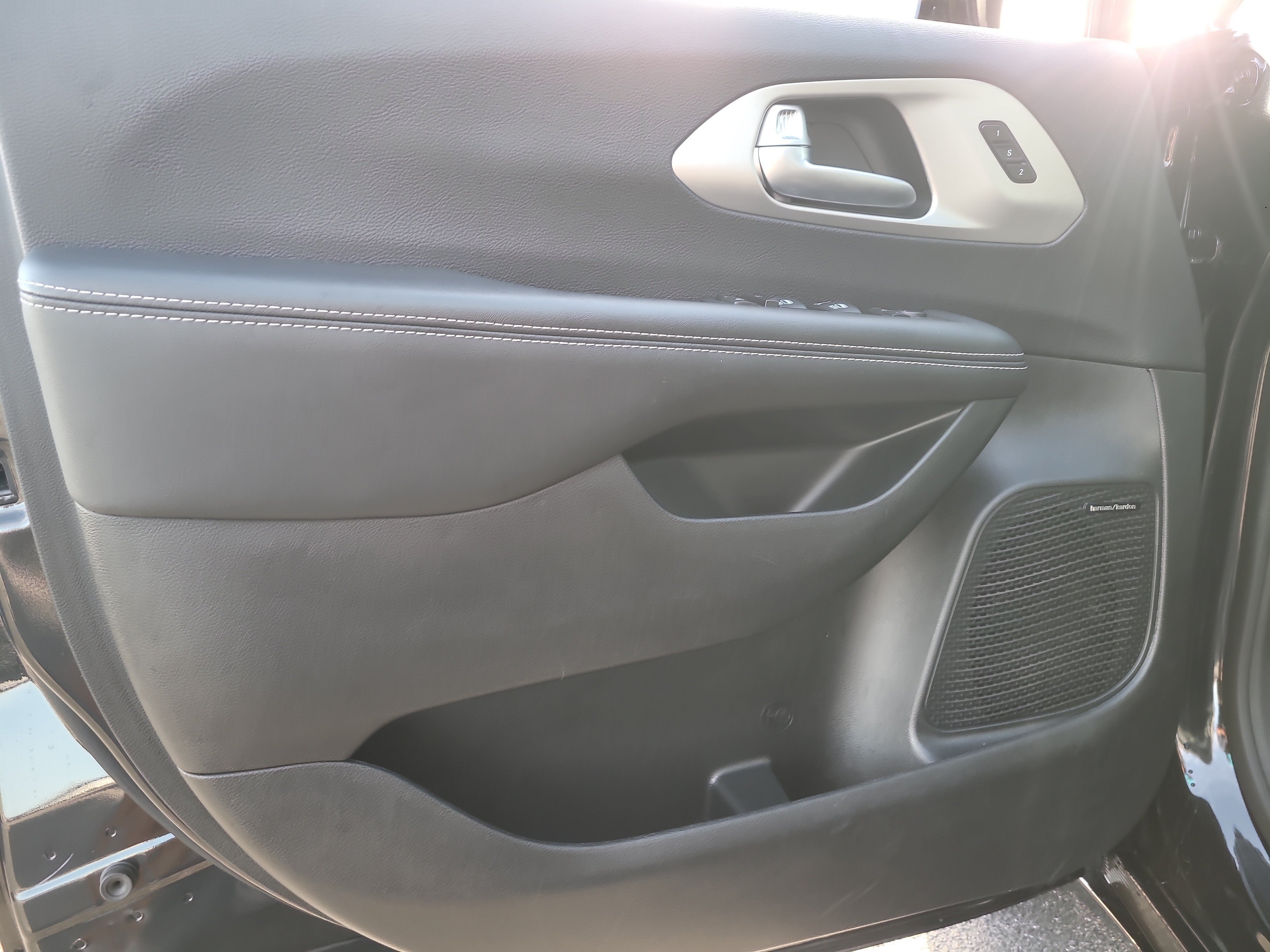 Used 2024 Chrysler Pacifica Limited w/ Uconnect Theater Family Group FWD image 14