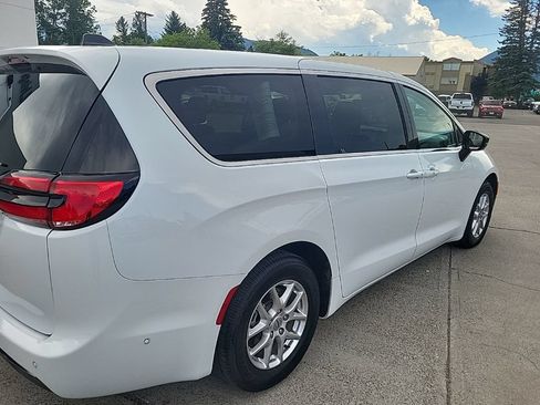 Used 2024 Chrysler Pacifica Touring-L FWD image 22