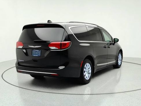 Used 2017 Chrysler Pacifica Touring-L FWD image 5