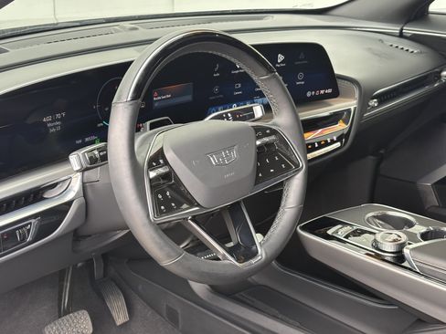 Used 2024 Cadillac Lyriq Luxury AWD/4WD image 16
