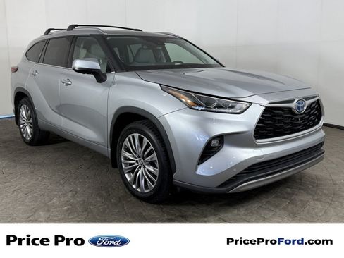 Used 2023 Toyota Highlander Platinum AWD/4WD image 1