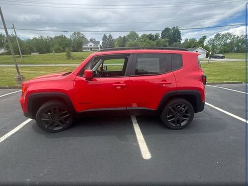 Used 2022 Jeep Renegade Latitude w/ Sun/Sound Group AWD/4WD image 4