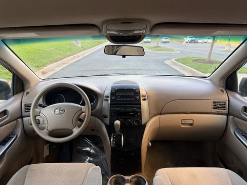 Used 2010 Toyota Sienna LE image 29
