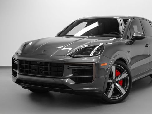 New 2025 Porsche Cayenne Turbo image 7