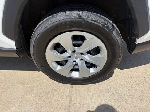 Used 2020 Toyota RAV4 LE FWD image 32