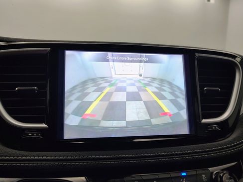 Used 2025 Chrysler Pacifica Limited FWD image 4