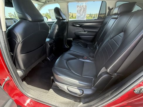 Used 2022 Toyota Highlander XLE FWD image 14