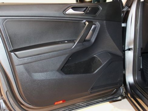 Used 2021 Volkswagen Tiguan SE w/ Panoramic Sunroof Package image 30