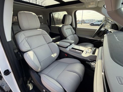 New 2026 Lincoln Navigator Reserve AWD/4WD image 12