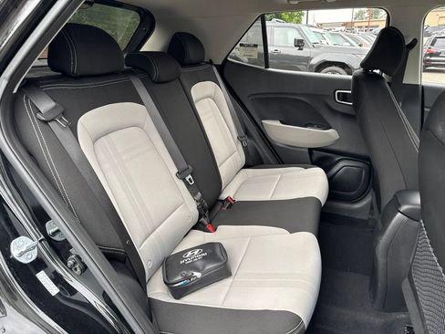 Used 2023 Hyundai Venue SEL FWD image 7
