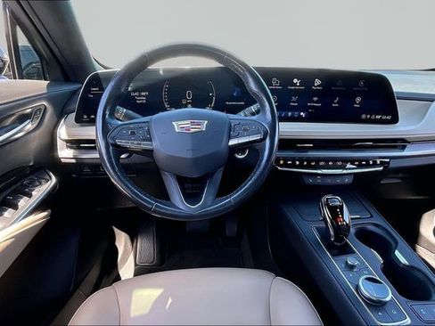 Used 2024 Cadillac XT4 Luxury w/ Cold Weather Package FWD image 8