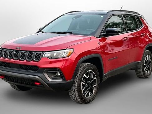 Used 2025 Jeep Compass Trailhawk AWD/4WD image 3