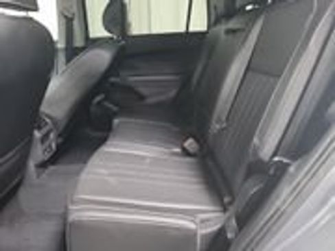 Used 2022 Volkswagen Tiguan SE w/ Panoramic Sunroof Package AWD/4WD image 11