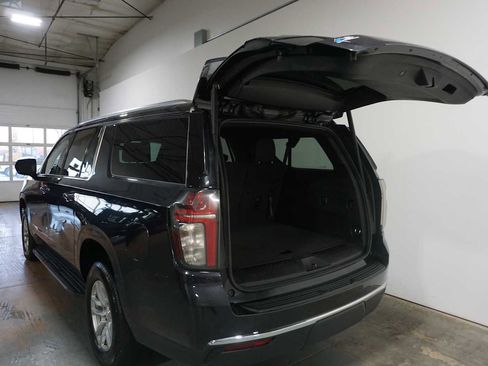 Used 2024 Chevrolet Suburban LT image 4