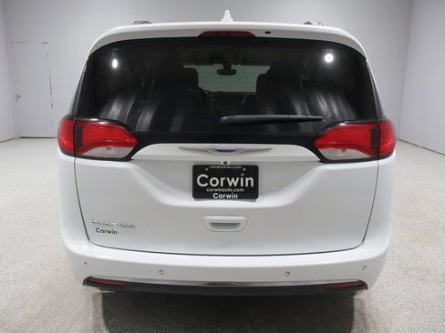 Used 2018 Chrysler Pacifica Touring-L Plus FWD image 3
