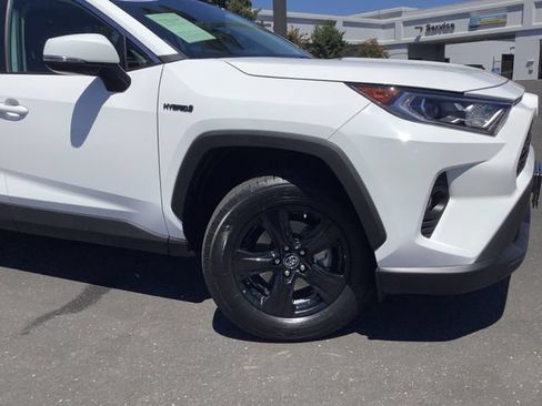 Used 2019 Toyota RAV4 XLE w/ Convenience Package AWD/4WD image 3