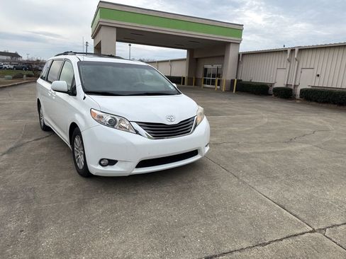 Used 2013 Toyota Sienna XLE image 2