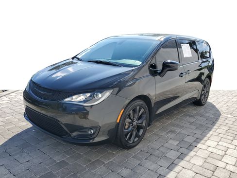 Used 2020 Chrysler Pacifica Touring w/ S Appearance Package image 3