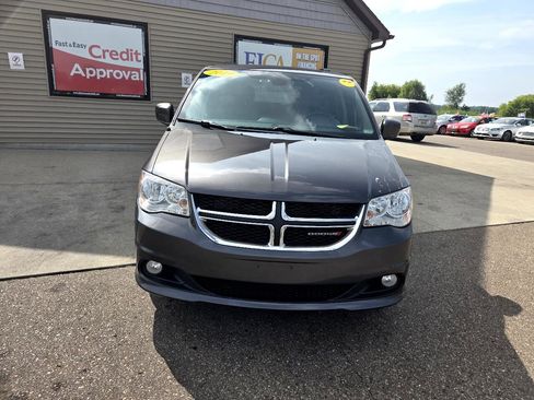 Used 2019 Dodge Grand Caravan SXT image 2