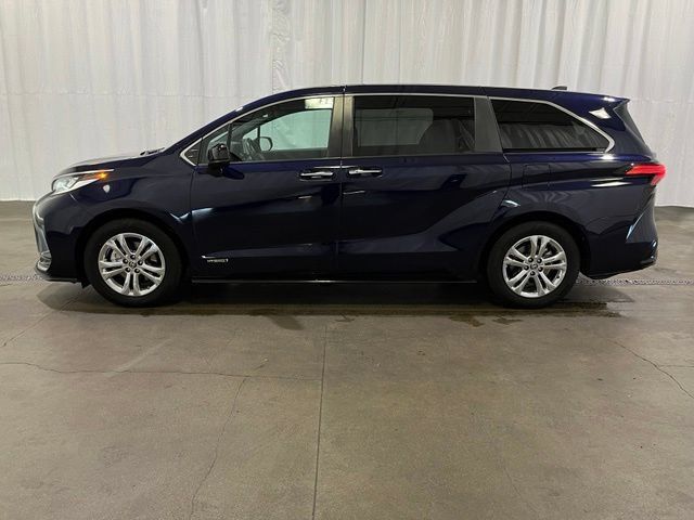 Certified 2021 Toyota Sienna XSE AWD/4WD image 7
