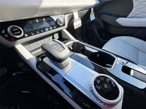 New 2026 Mitsubishi Outlander SEL image 17