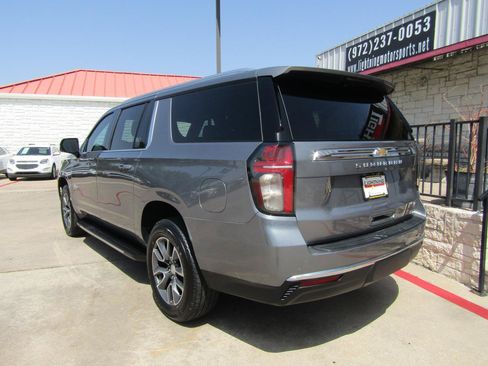 Used 2021 Chevrolet Suburban LT w/ Luxury Package RWD image 3