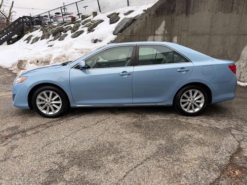 Used 2012 Toyota Camry XLE w/ Leather Pkg image 2