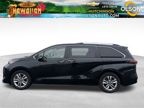 Used 2021 Toyota Sienna Limited image 2