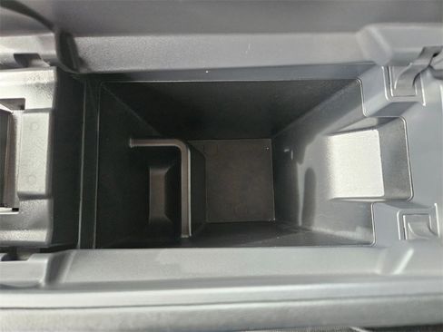 Used 2023 Nissan Rogue S image 29