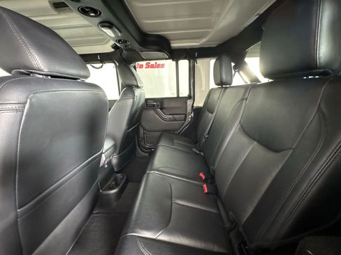 Used 2017 Jeep Wrangler Unlimited Sahara image 37