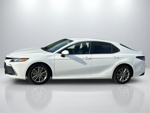 Used 2022 Toyota Camry LE image 8