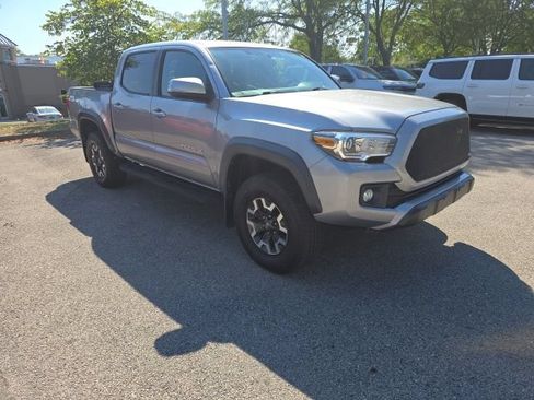 Used 2017 Toyota Tacoma TRD Off-Road AWD/4WD image 3