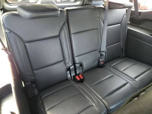 Used 2023 Chevrolet Suburban Z71 w/ Luxury Package AWD/4WD image 17