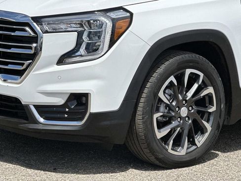 Used 2024 GMC Terrain SLT w/ Tech Package FWD image 9