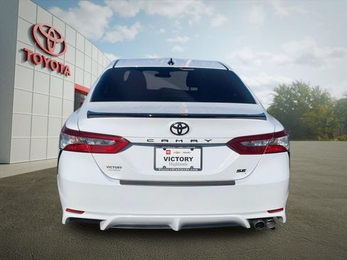 Used 2020 Toyota Camry SE FWD image 4