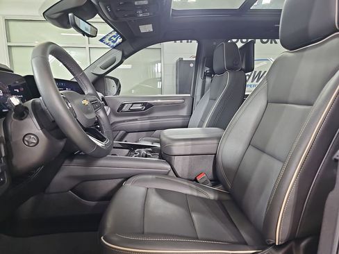 Used 2025 Chevrolet Suburban Premier AWD/4WD image 21