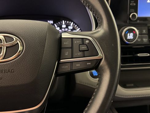 Used 2021 Toyota Highlander XLE FWD image 17