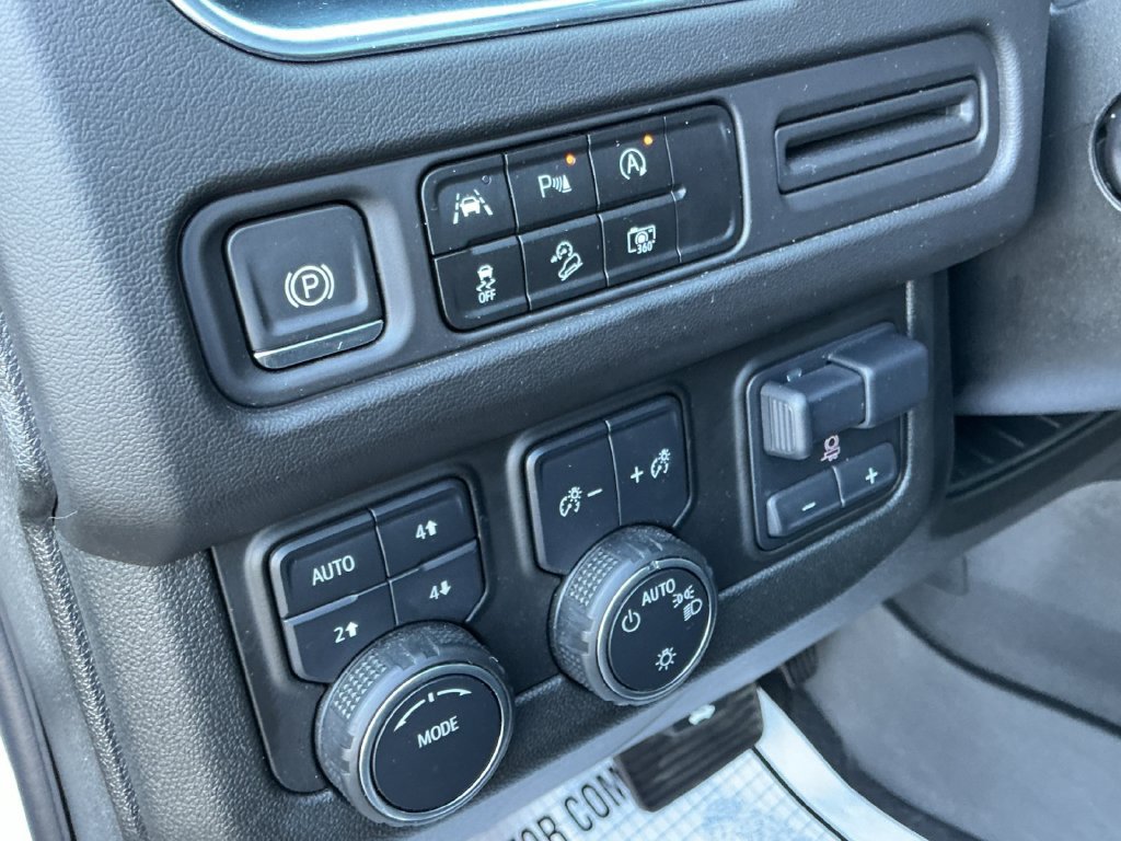 Certified 2023 Chevrolet Tahoe Z71 w/ Luxury Package AWD/4WD image 32