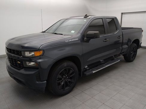 Used 2020 Chevrolet Silverado 1500 Custom w/ Custom Value Package RWD image 2